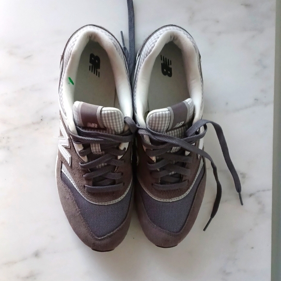 New Balance like new. Size 9 - Picture 3 of 4